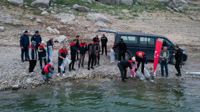 Malatya’da 1 Milyon 300 Bin Sazan Yavrusu Suya Bırakıldı — Fotoğraf 4