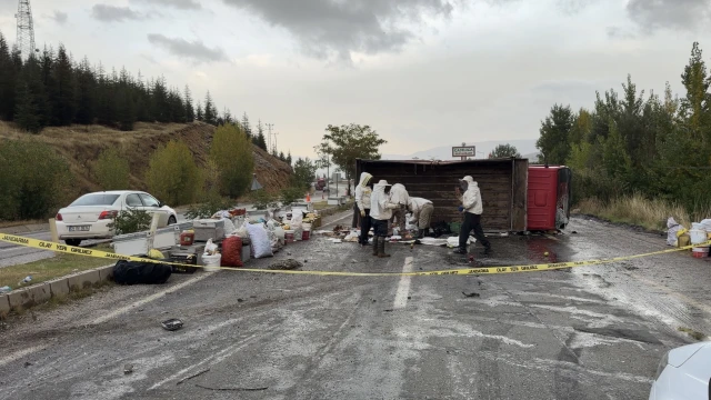Malatya’da Arı Yüklü Kamyon Devrildi: 3 Yaralı! — Fotoğraf 2
