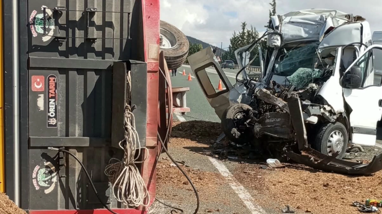 Malatya’da Minibüs Traktöre Çarptı 1 Yaralı