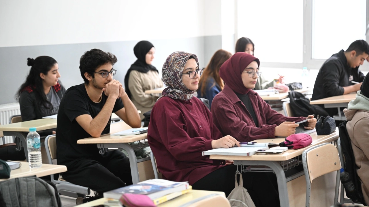 Malatya’da Öğrencilere Dershane Ortamında Eğitim