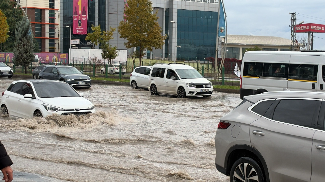 Malatya’da Sağanak Yağış Hayatı Felç Etti