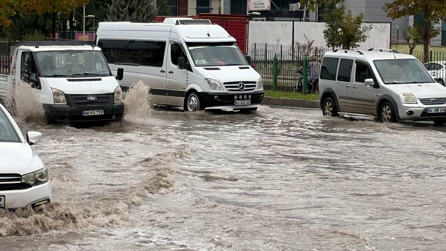 Malatya’da Sağanak Yağış Hayatı Felç Etti — Fotoğraf 1