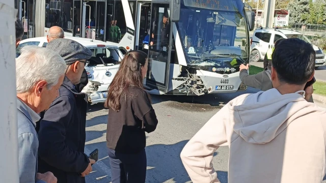 Malatya’da Trambüs İle Otomobil Çarpıştı: 5 Yaralı — Fotoğraf 1