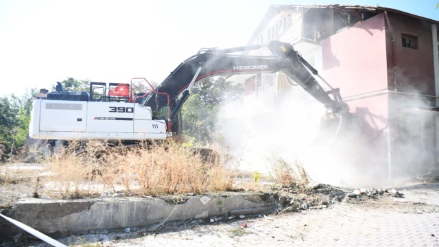 Yeşilyurt’ta Risk Oluşturan Metruk Bina Yıkıldı! — Fotoğraf 1