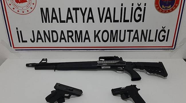 Durdurulan Araçta Silahlar Ele Geçirildi