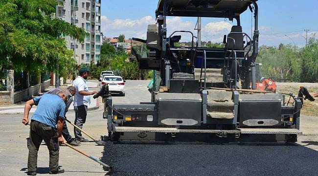 Yeşilyurt’un Yolları Sıcak Asfalt İle Güzelleşiyor