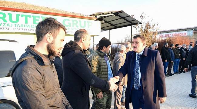 Gürkan İle Ak Partililer, Fidancılar Esnafını Ziyaret Etti