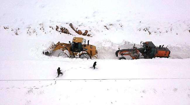 Yeşilyurt Belediyesi Karda Mahsur Kalan Vatandaşların İmdadına Yetişti