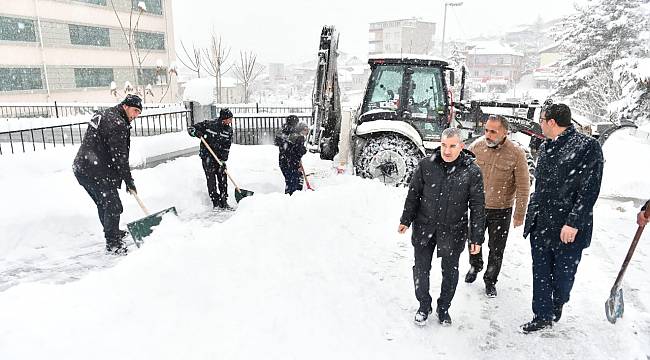 Yeşilyurt'ta Ekipler 7/24 Kar Temizleme Çalışmalarını Sürdürüyor