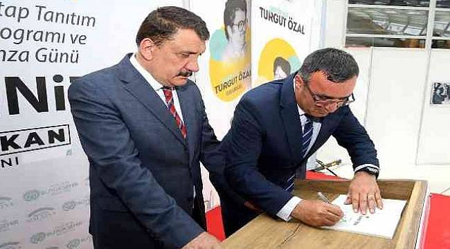Malatya'da Turgut Özal Kitabı Kitap severler İle Buluştu