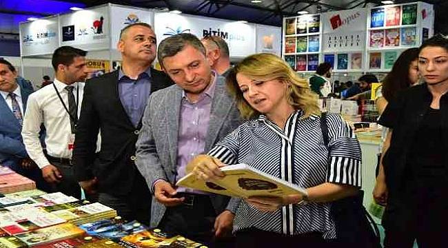 Vali Şahin'den Kitap Fuarına Ziyaret