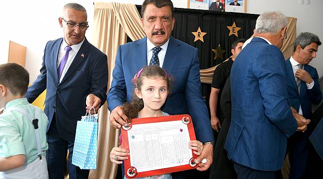 Gürkan Öğrencilerin Karne Sevincine Ortak Oldu