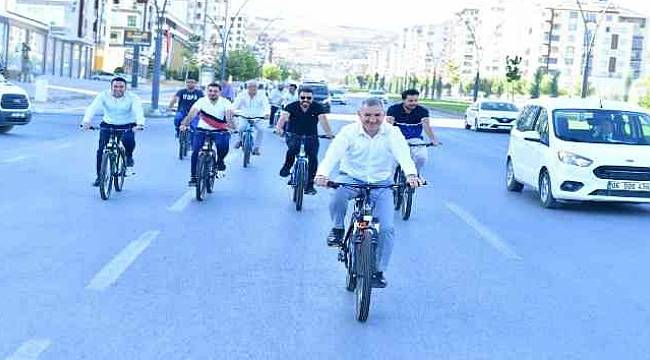 Başkan Çınar, Evinden Belediyeye Bisikletle Giitti