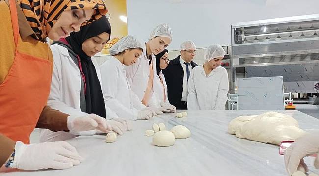 Lise Öğrencileri Ekmek Üretimine Başladı