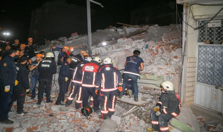 Malatya’da Ağır Hasarlı Bina Çöktü 1 Ölü