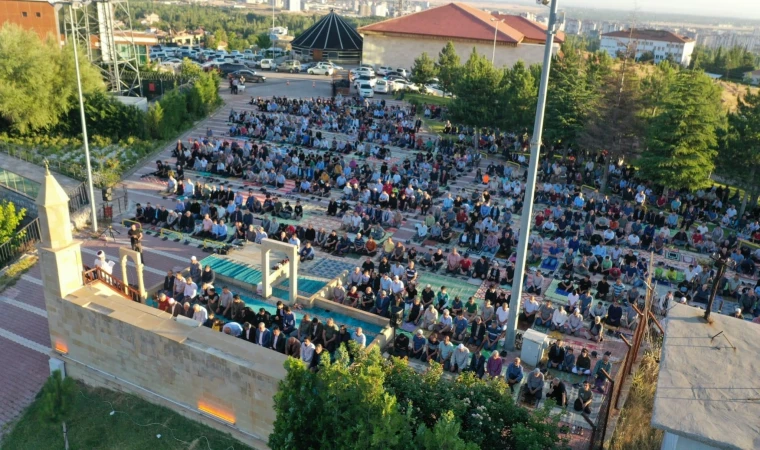 Yeşilyurt’ta Bayram Namazına Yoğun Katılım