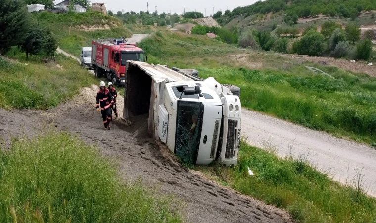 Malatya’da Kum Yüklü Kamyon Devrildi,1 Yaralı