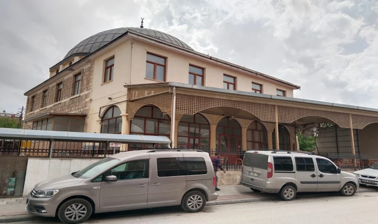 Akçadağ’da Depremde Hasar Alan Tarihi Cami Ayağa Kaldırılıyor