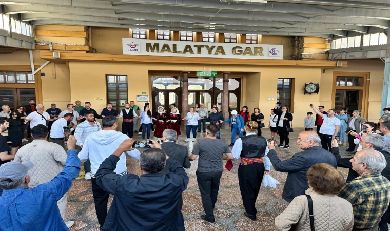 Turistik Tren Yolcuları Sanat Sokağına Hayran Kaldı