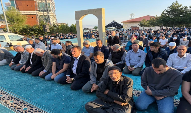 Malatya’da Vatandaşlar Bayram Namazı İçin Camilere Akın Etti