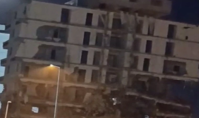 Malatya’da Ağır Hasarlı Binaların Yıkımı Devam Ediyor