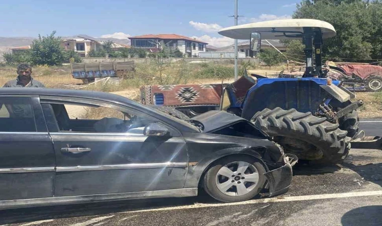 Malatya’da Otomobil İle Traktör Çarpıştı 2 Yaralı