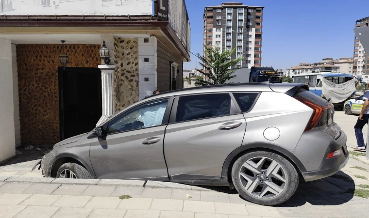 Malatya’da Direksiyon Hakimiyeyini Kaybeden Sürücü Eve Daldı