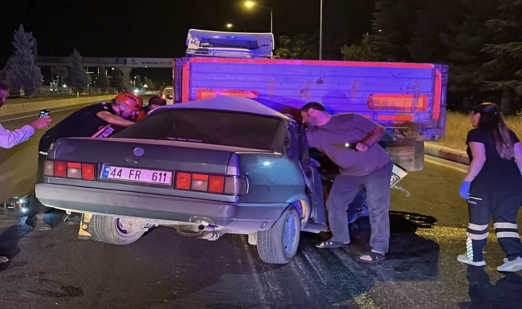 Malatya’da Otomobil Tıra Çarptı, 1 Yaralı