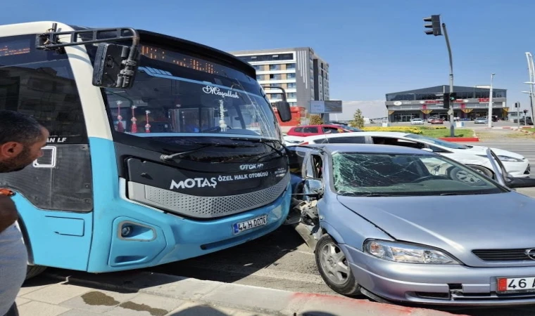 Malatya’da Halk Otobüsü İle Otomobil Çarpıştı