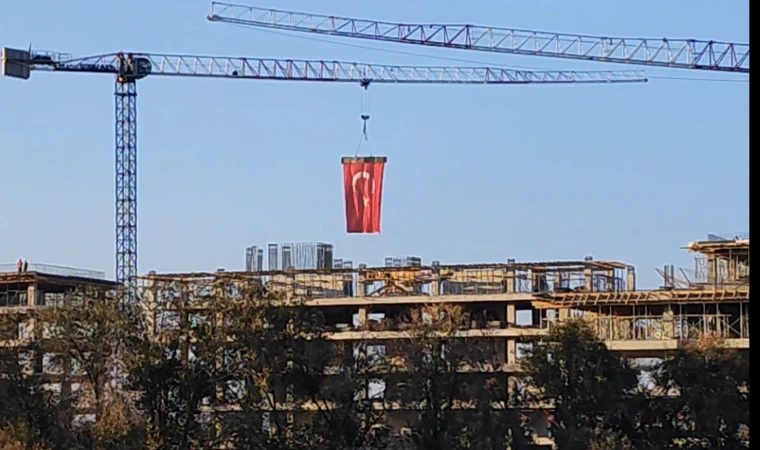 Malatya’da Vinç Operatöründen Anlamlı Türk Bayrağı Gösterisi