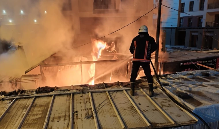 Malatya Akpınar’da Çıkan Yangında İki İşyeri Küle Döndü