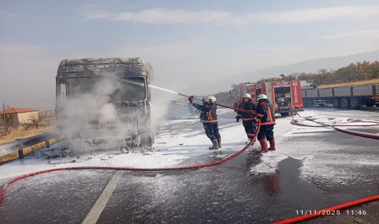 Malatya’da Seyir Halindeki Tır Yanarak Küle Döndü