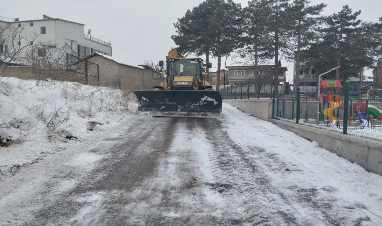 Battalgazi’de Okul ve Çevresinde Kar Temizliği