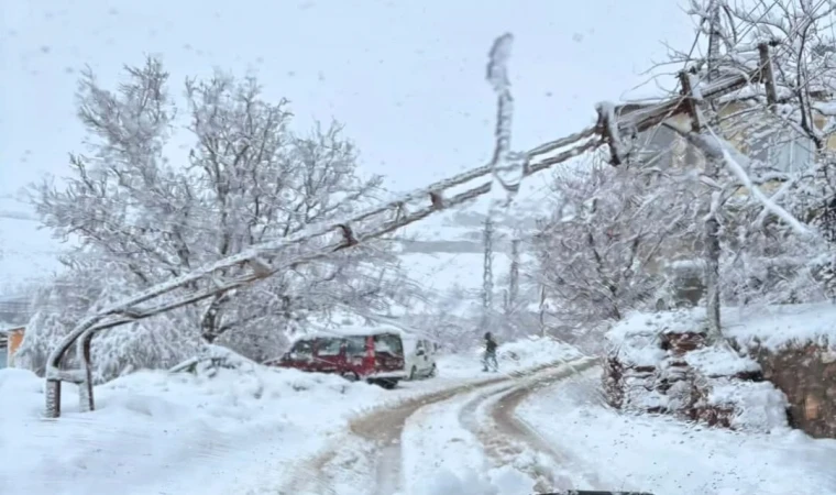 Malatya’da Kar ve Tipi Elektrik Direğini Devirdi