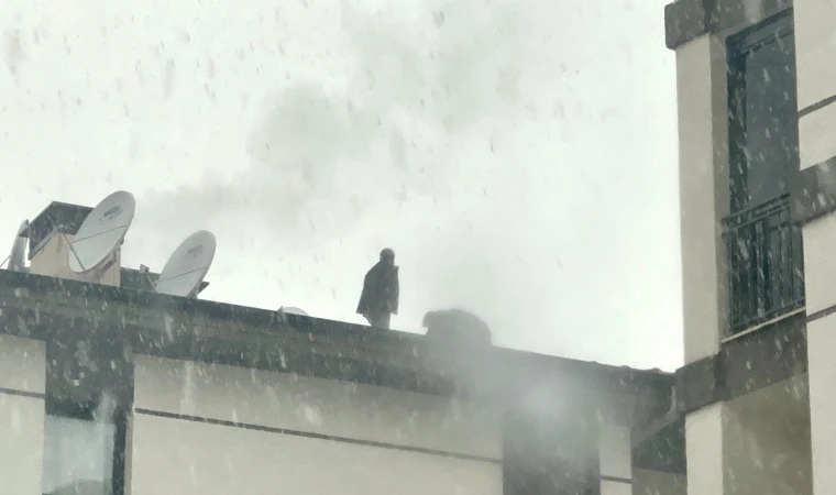 Malatya’da TOKİ’de Çatıya Çıkan İşçi İndirildi: Darp İddiası!