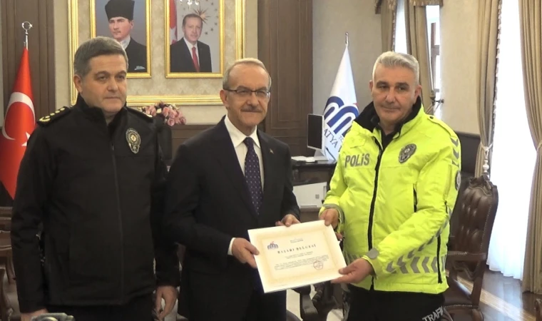 Malatya’da Üşüyen Çocuğa Çorabını Veren Polise Başarı Belgesi