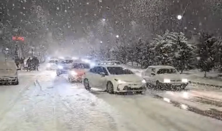 Malatya’da Yoğun Kar Yağışı, Araçlar Yollarda Kaldı!