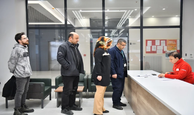 Yeşilyurt’ta Belediye Personelinden Kızılay’a Anlamlı Destek