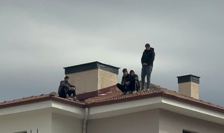 Malatya’da Paralarını Alamayan İşçiler Çatıya Çıktı