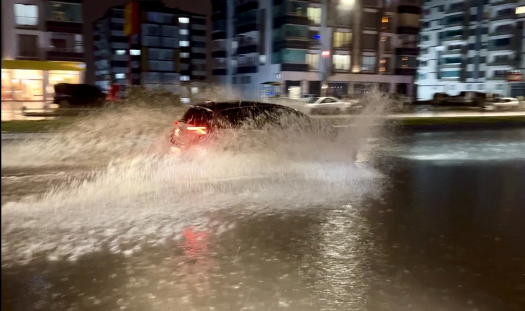 Malatya’da Sağanak Yağış Yolları Göle Çevirdi