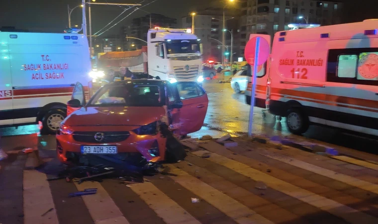 Malatya’da 2 Otomobil Çarpıştı 5 Yaralı