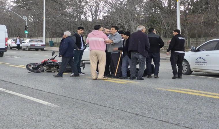 Malatya’da Otomobilin Çarptığı Motosiklet Sürücüsü Yaralandı
