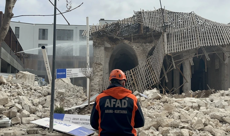 Malatya’da Tarihi Camide Çökme 1 Yaralı