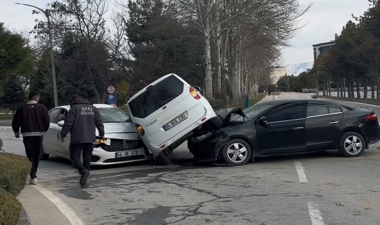 Malatya’da Üniversite Kampüsünde Zincirleme Kaza!