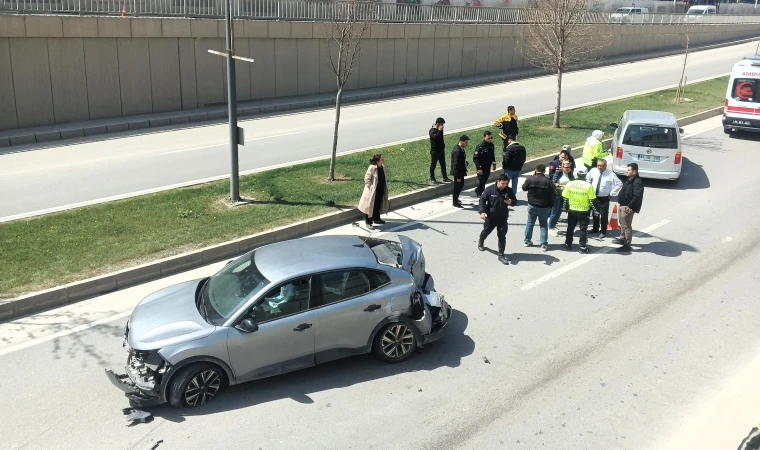 Malatya’da Korkutan Kaza: Otomobil Refüje Savruldu