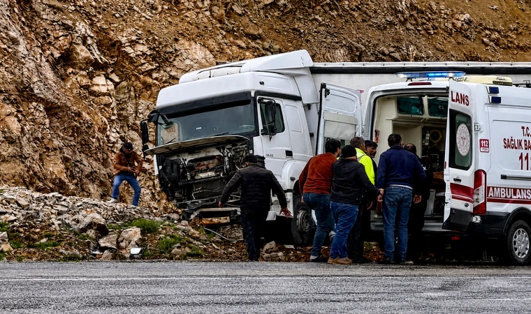 Malatya’da Tır Yoldan Çıktı; Sürücü Yaralandı