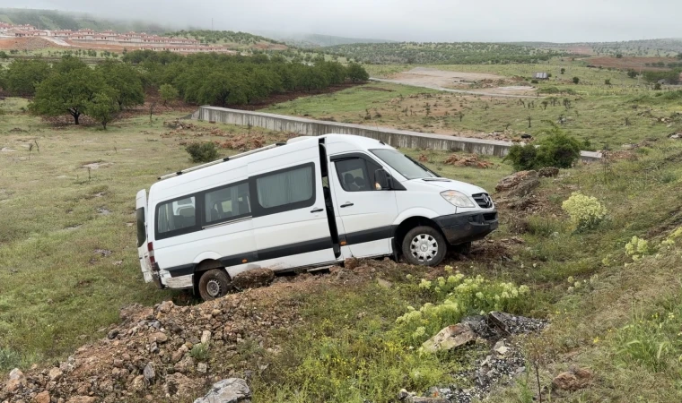 Malatya’da Yolcu Minibüsü Şarampole Devrildi