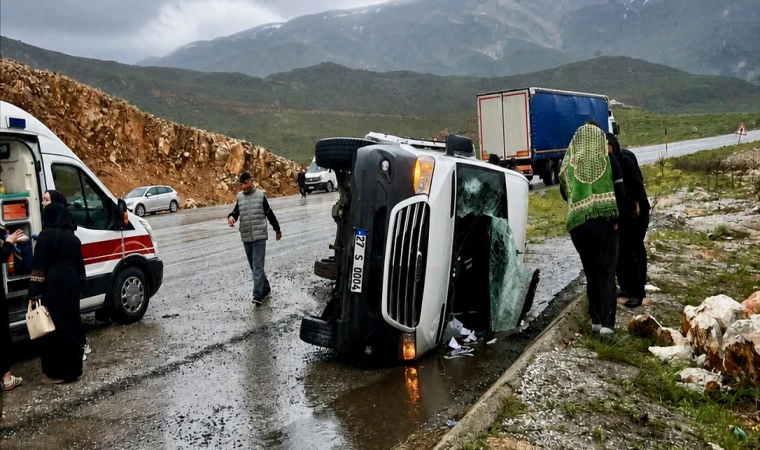 Malatya’da Yolcu Minibüsü Yan Yattı: 12 Kişi Yaralandı