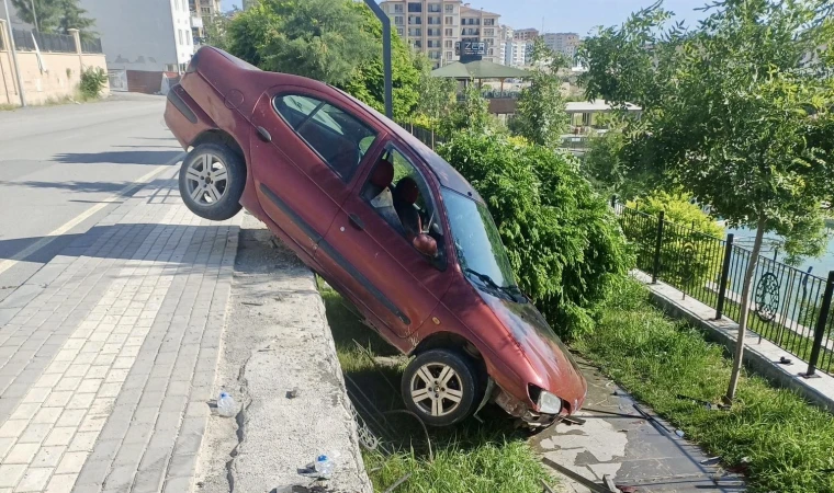 Malatya’da Otomobil Dereye Düşmekten Son Anda Kurt