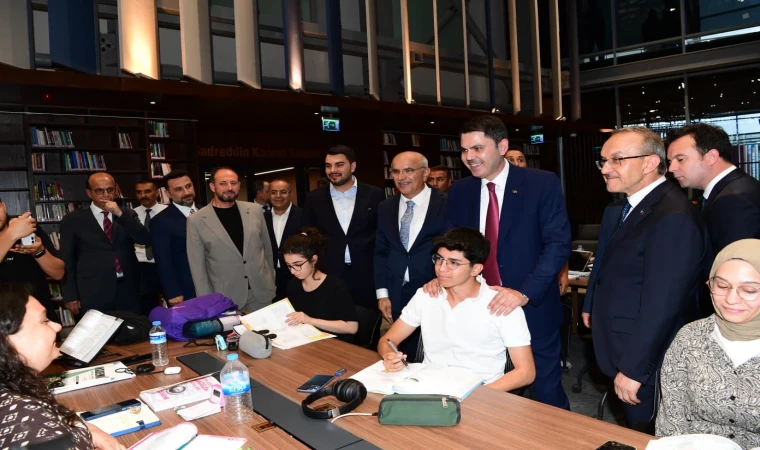 Bakan Kurum Şehir Kütüphanesi’nde Gençlerle Buluştu